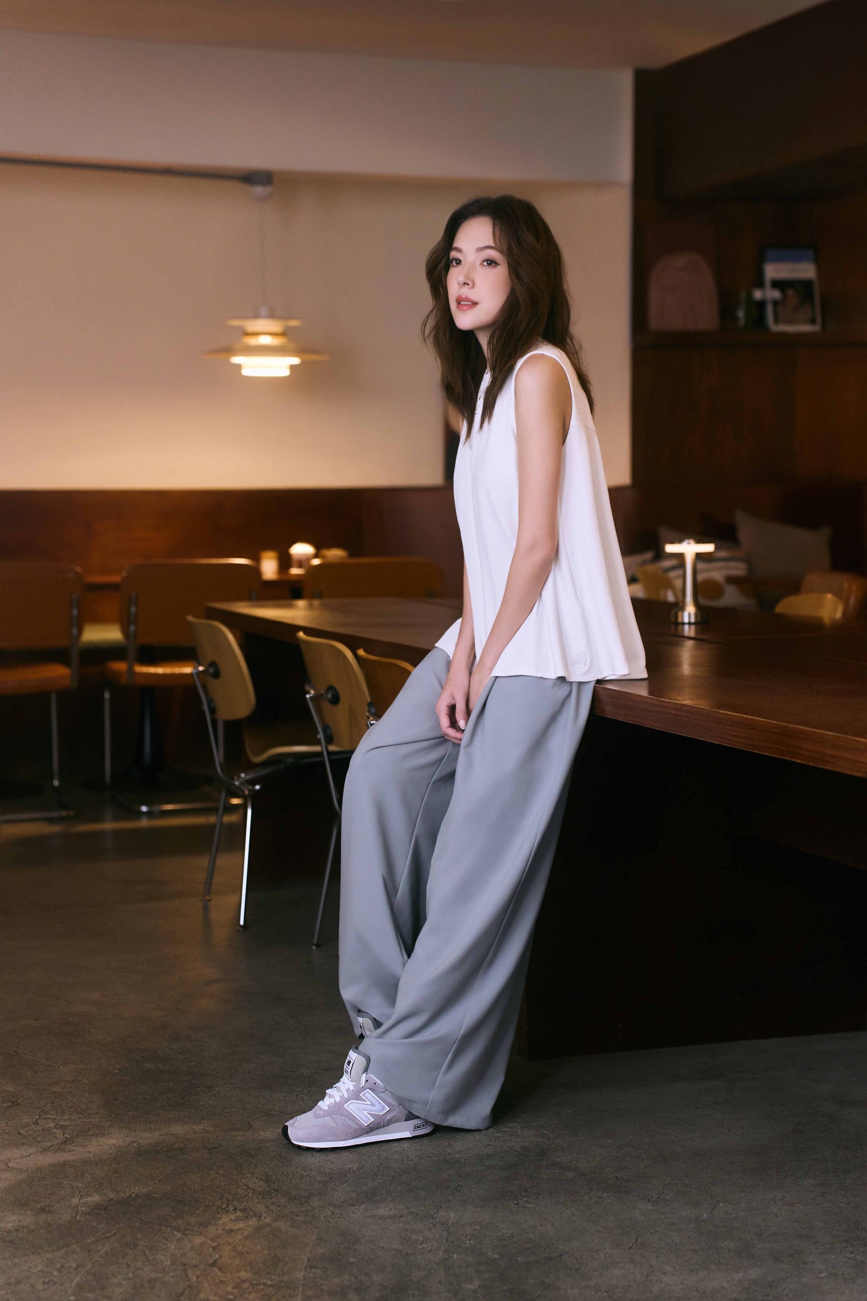 New Balance Grey 系列由許瑋甯演繹，灰色美學展現城市日常穿搭