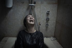 《粽邪4：坤蒂拉娜》陳雪甄挑戰極限中邪戲　冷水沖身勒頸拍攝浴室肉搏曝光