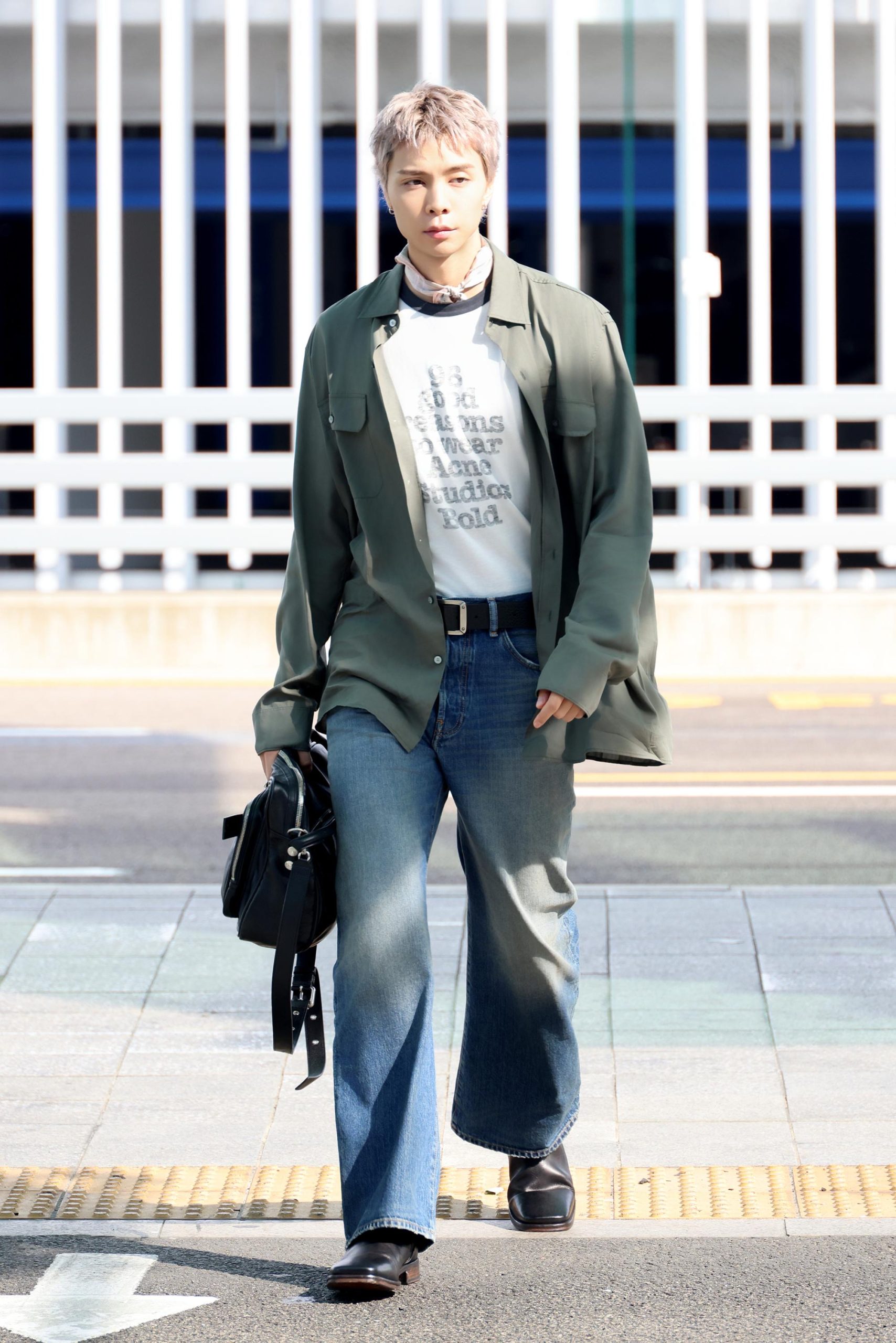 Acne Studios大使JOHNNY偕李慧英啟程巴黎時裝週展現機場造型