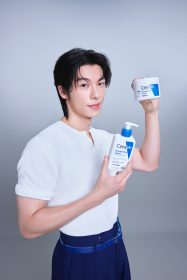 許光漢化身CeraVe Man拍科幻修護大片　一比一科技手成焦點
