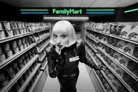 LADY GAGA化身日本FamilyMart店員!全新形象廣告展現自由穿搭