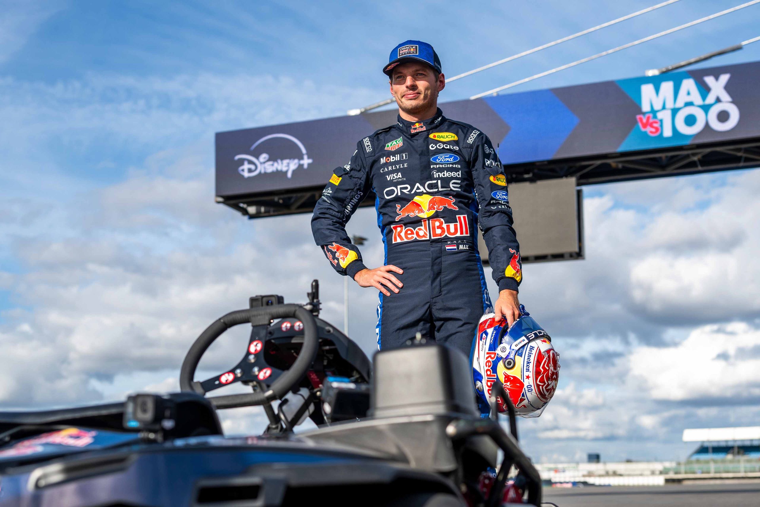 Max Verstappen銀石賽道狂飆14圈　Red Bull《Max vs 100》超越百名車手
