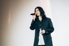 麋先生聖皓包場力挺《網紅老爸》　王識賢泰坦廳合唱〈鹹酸苦汫〉