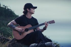 王謙〈回來〉揭開《memories》序幕，以呼喚唱出失去與記憶