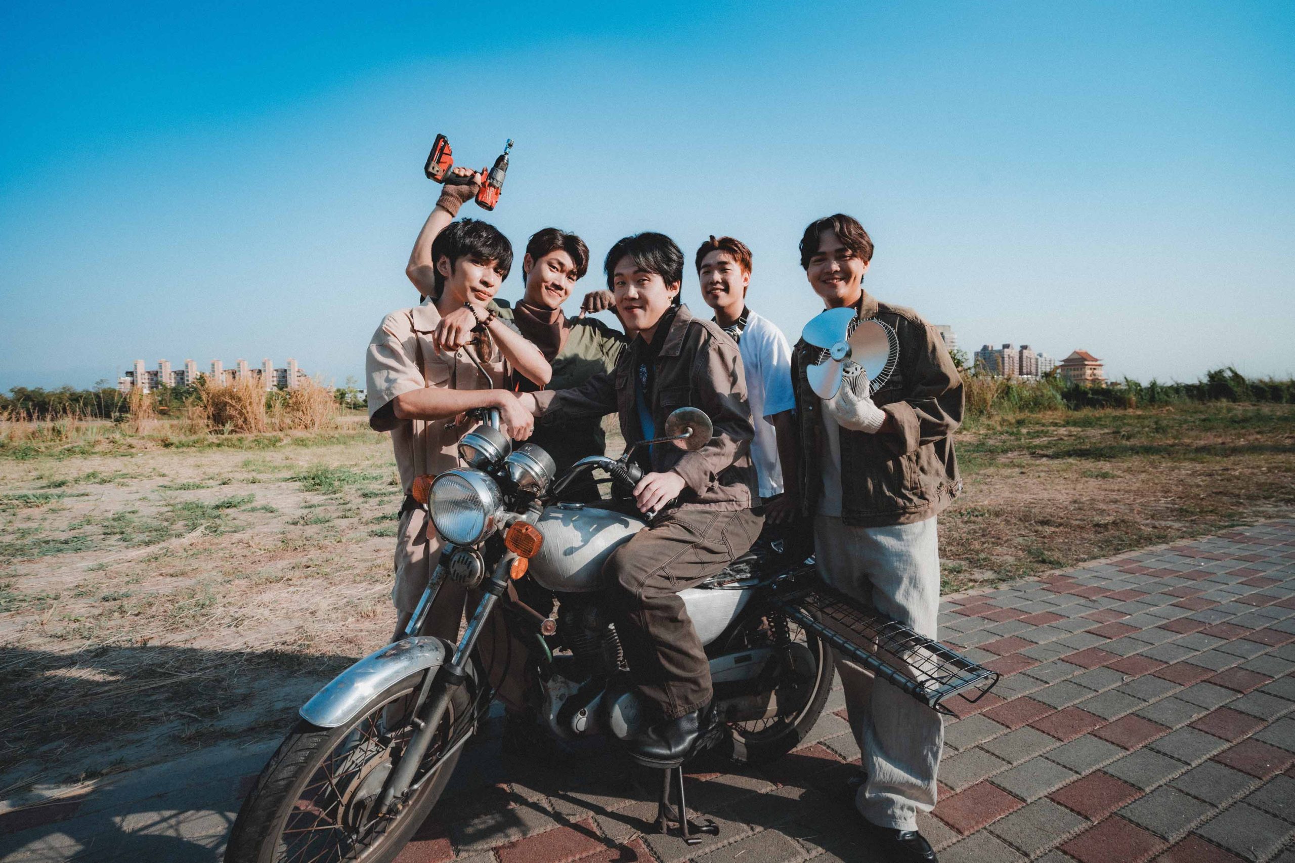 Yummy Man Flying Motorcycle The Wall Concert (1)