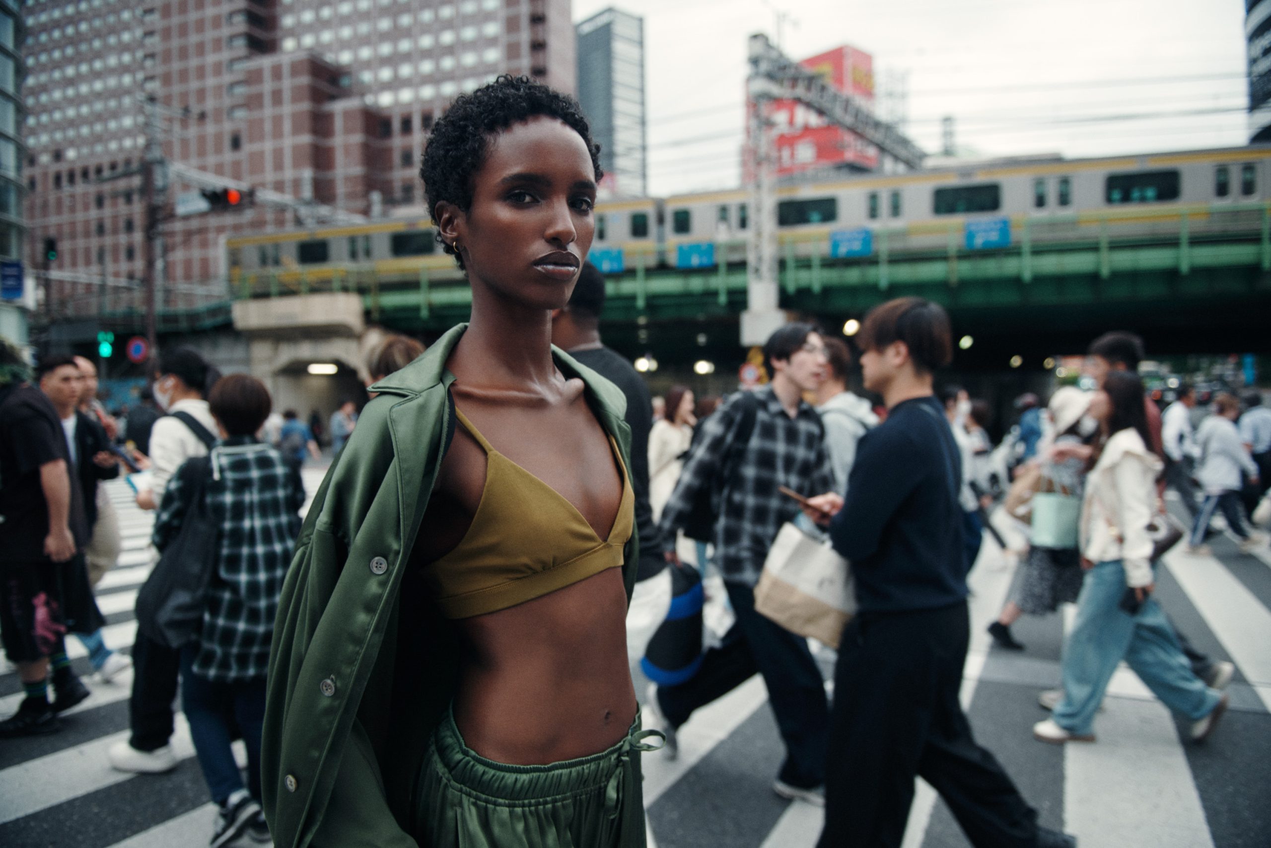 Aman Essentials首度攜手設計師Kim Jones聯名Dover Street Market推出旅行服飾系列