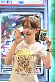 李多慧現身CARDPASS TAIWAN 2026卡牌展　親筆簽名唇印卡16萬元成交捐公益
