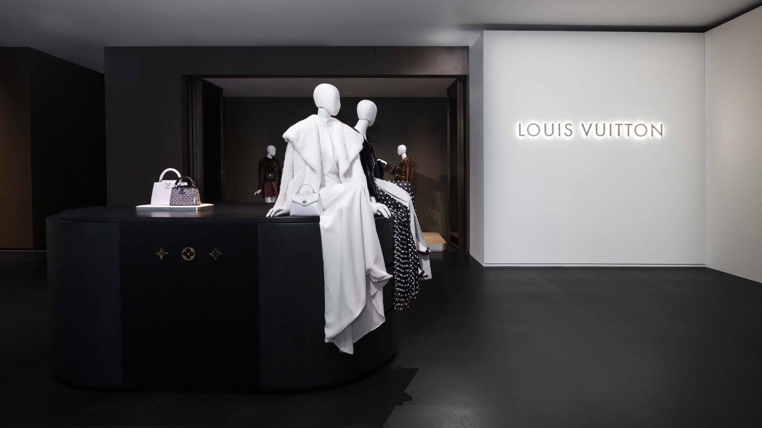 路易威登年度珍稀皮革暨高級訂製臻品展登場！Capucines限定包款、明星紅毯禮服齊亮相