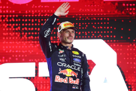 Max Verstappen新加坡F1首勝！生涯第250場大獎賽全程領跑62圈奪二連勝