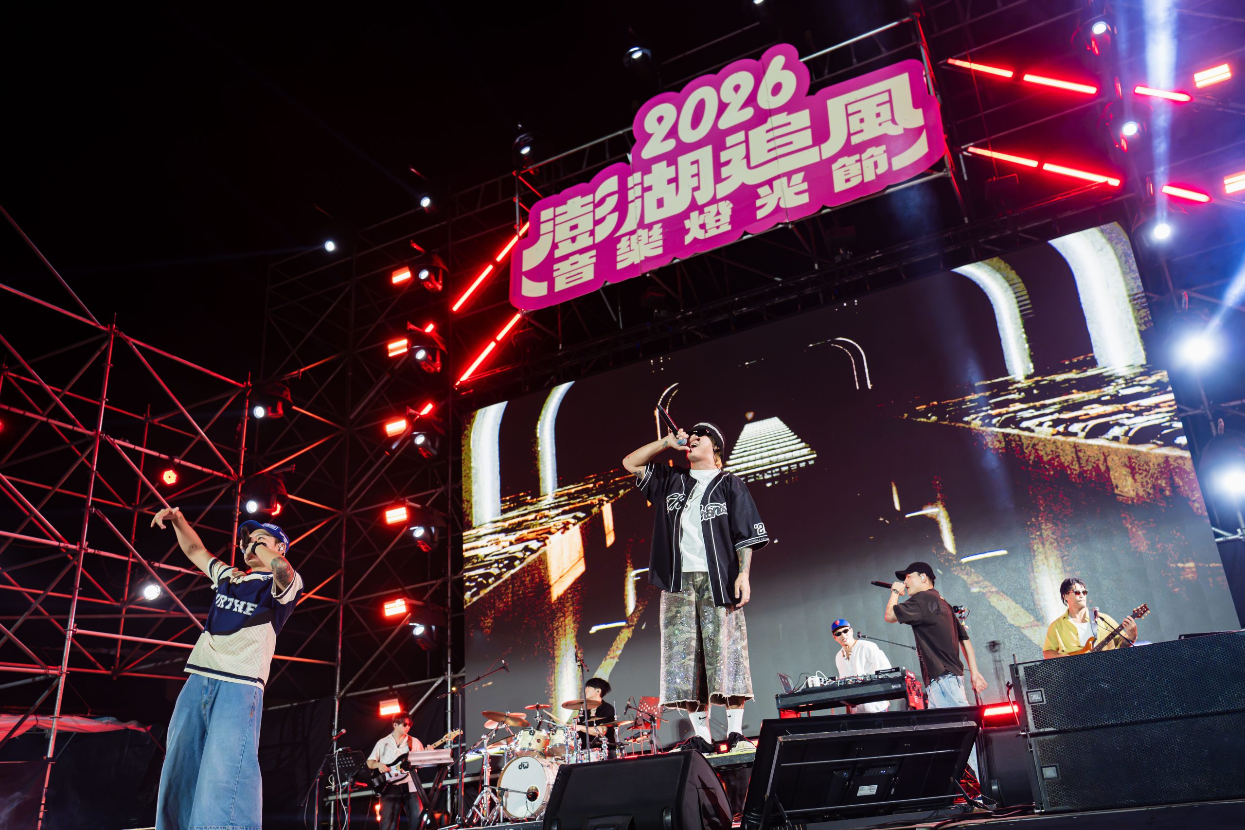 2026澎湖追風音樂燈光節最終場萬人沸騰 周湯豪壓軸唱響觀音亭 24 penghu music light festival nickthereal7 scaled