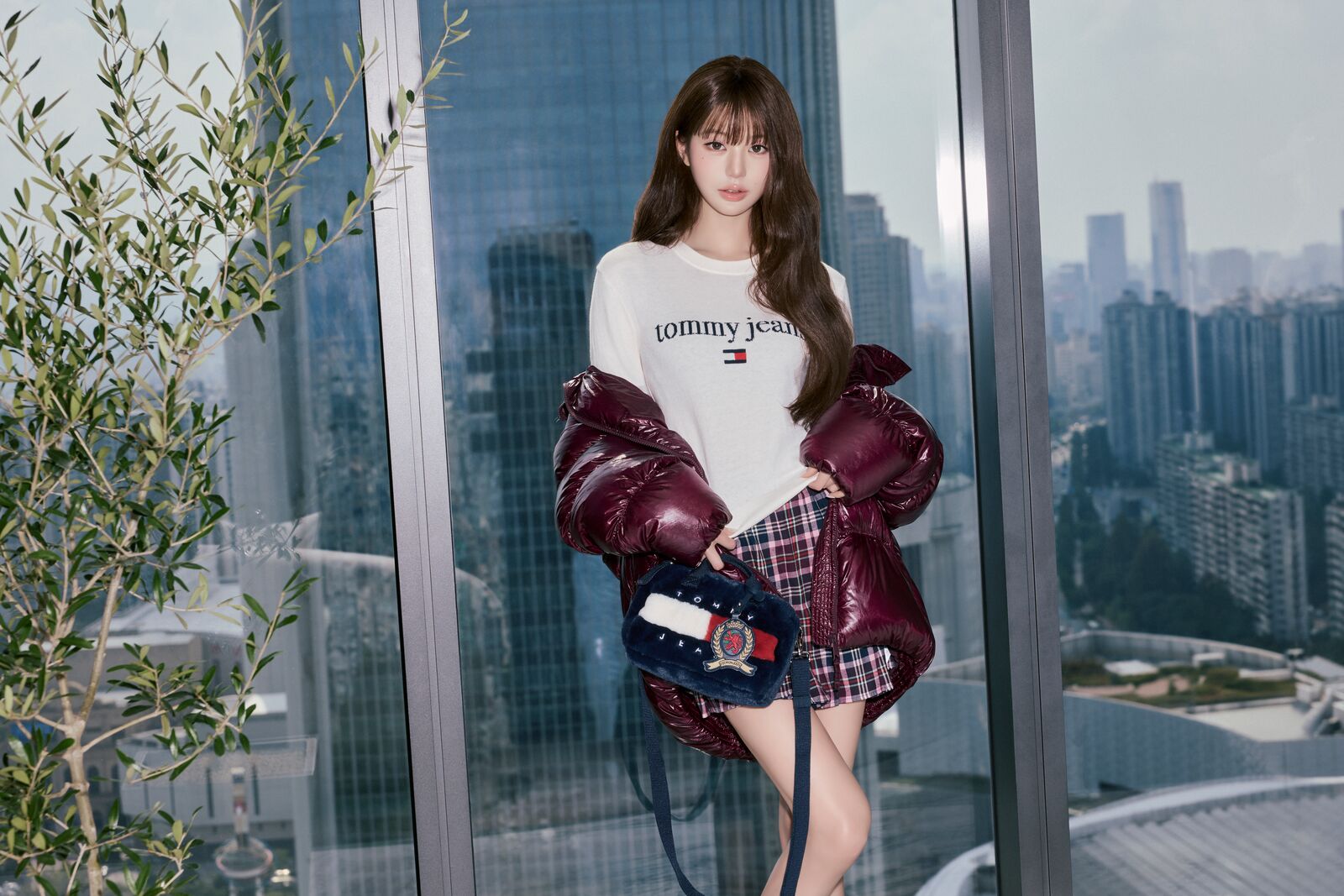 IVE張員瑛演繹TOMMY JEANS 2026秋季形象廣告，美式學院風混搭丹寧造型