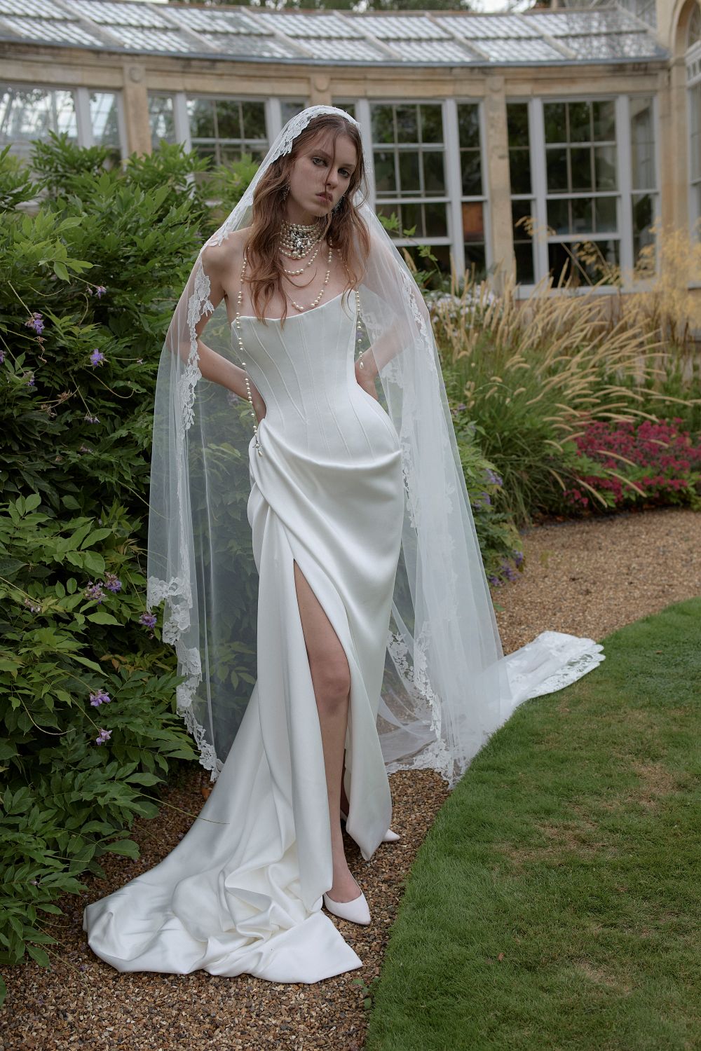 Vivienne Westwood 2027婚紗系列亮相！高級訂製與客製婚紗展現馬甲工藝、蕾絲美學及多變廓形